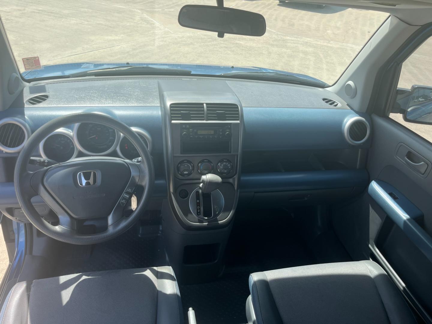 2006 blue /gray Honda Element LX 2WD AT (5J6YH18336L) with an 2.4L L4 DOHC 16V engine, 4-Speed Automatic Overdrive transmission, located at 14700 Tomball Parkway 249, Houston, TX, 77086, (281) 444-2200, 29.928619, -95.504074 - Photo#10